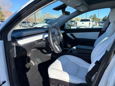 Used 2022 Tesla Model Y Long Range image 13