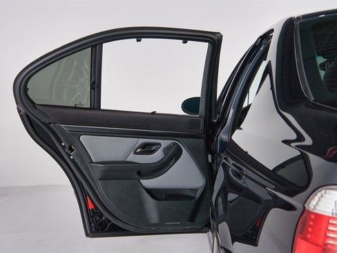 Used 2001 BMW M5 image 39