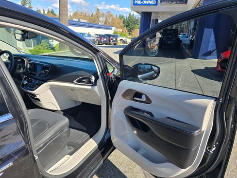 Used 2019 Chrysler Pacifica Touring Plus image 11