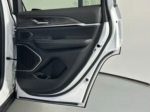 Used 2023 Jeep Grand Cherokee Limited image 12