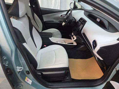 Used 2016 Toyota Prius Three image 11