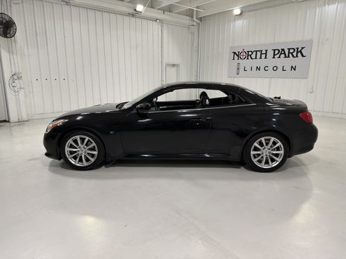 Used 2014 INFINITI Q60 Convertible w/ Premium Package RWD image 2