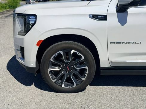 Used 2024 GMC Yukon Denali w/ Advanced Technology Package AWD/4WD image 9