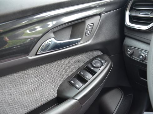 Used 2025 Chevrolet TrailBlazer LT AWD/4WD image 46