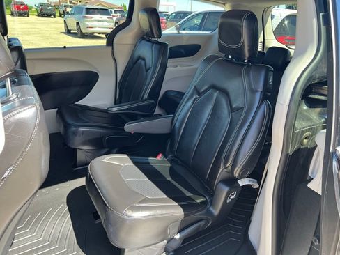 Used 2023 Chrysler Pacifica Touring-L FWD image 22