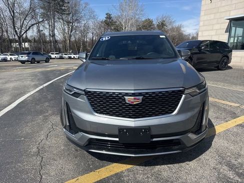 Used 2025 Cadillac XT6 Premium Luxury image 2