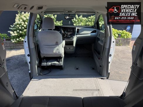 Used 2016 Toyota Sienna LE FWD image 25