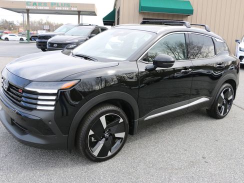 Used 2026 Nissan Kicks SR w/ Cold Weather Package image 1