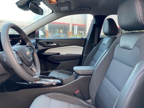 Used 2025 Chevrolet Trax LT image 8