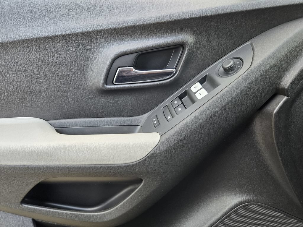 Used 2018 Chevrolet Trax LS FWD image 18