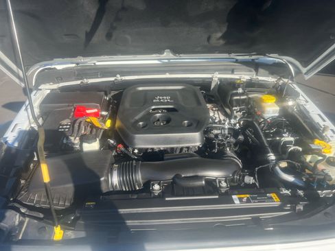 Used 2022 Jeep Wrangler Unlimited Rubicon AWD/4WD image 3