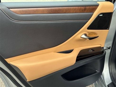 New 2025 Lexus ES 300h w/ Luxury Package image 12
