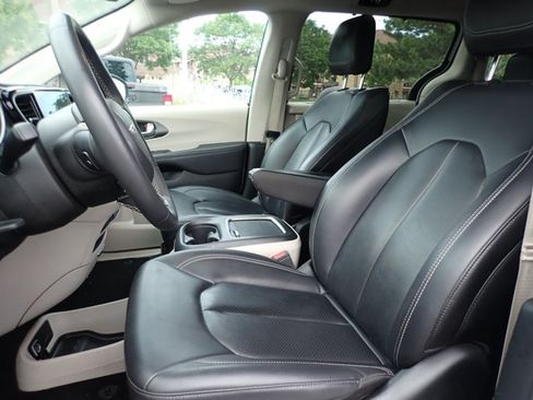 Used 2024 Chrysler Pacifica Touring-L FWD image 9