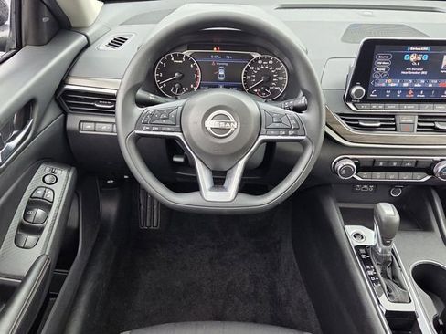 Used 2025 Nissan Altima 2.5 SV FWD image 11