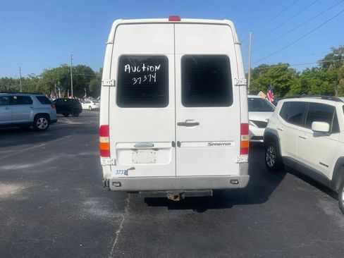 Used 2005 Freightliner Sprinter 2500 RWD image 8