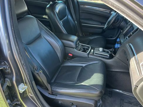 Used 2017 Chrysler 300 Limited image 21