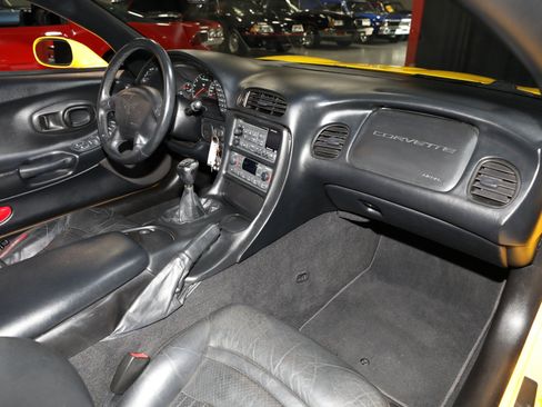 Used 2000 Chevrolet Corvette Coupe w/ Memory Pkg RWD image 47