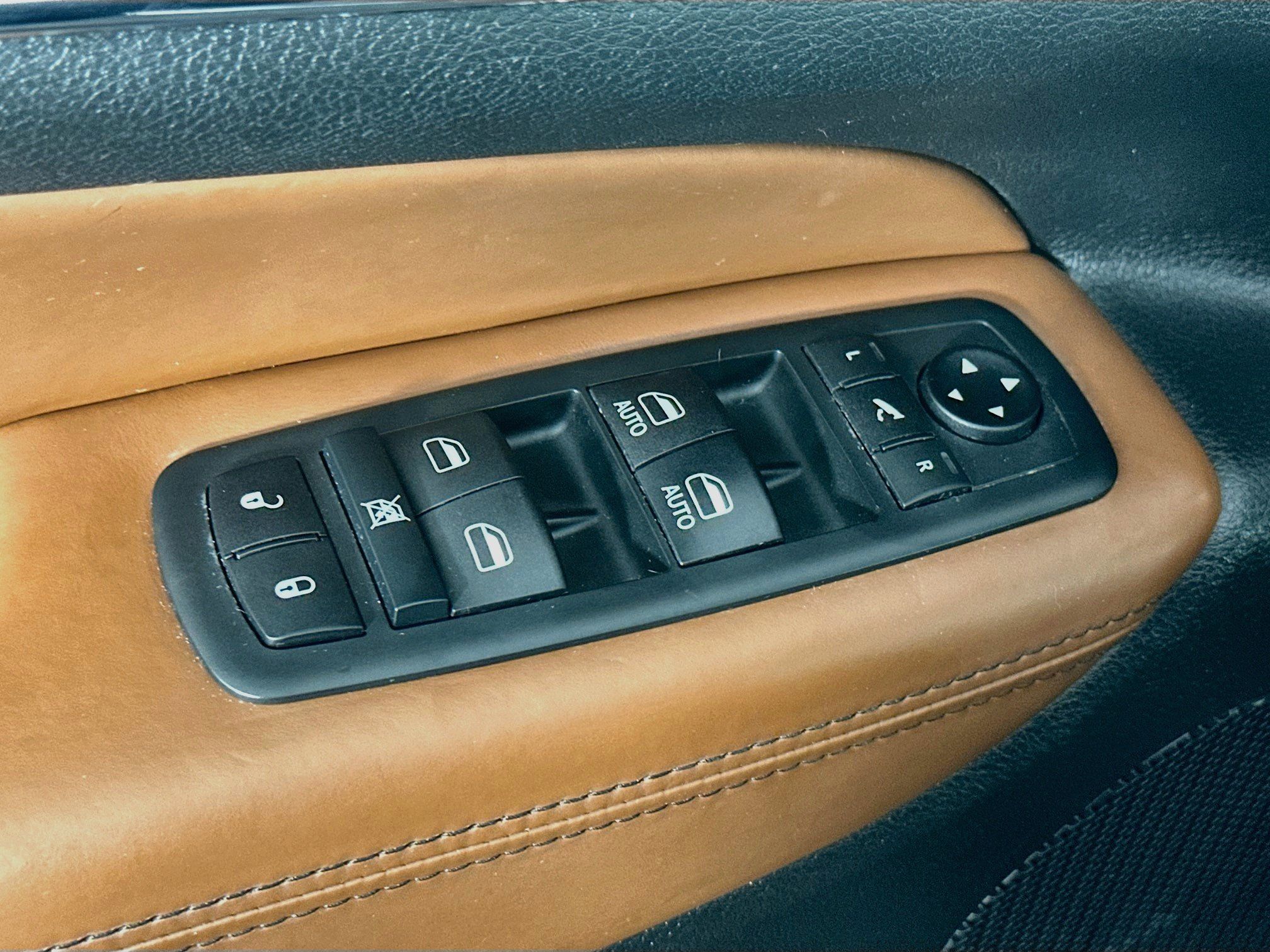 Used 2020 Jeep Grand Cherokee Overland AWD/4WD image 15