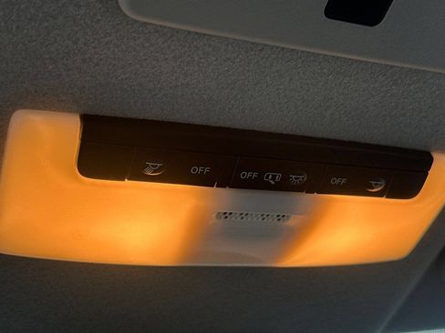Used 2023 Nissan Kicks SR w/ SR Premium Package FWD image 33
