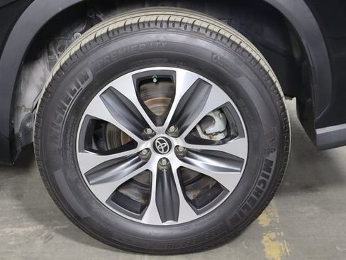 Used 2022 Toyota Highlander XLE FWD image 41