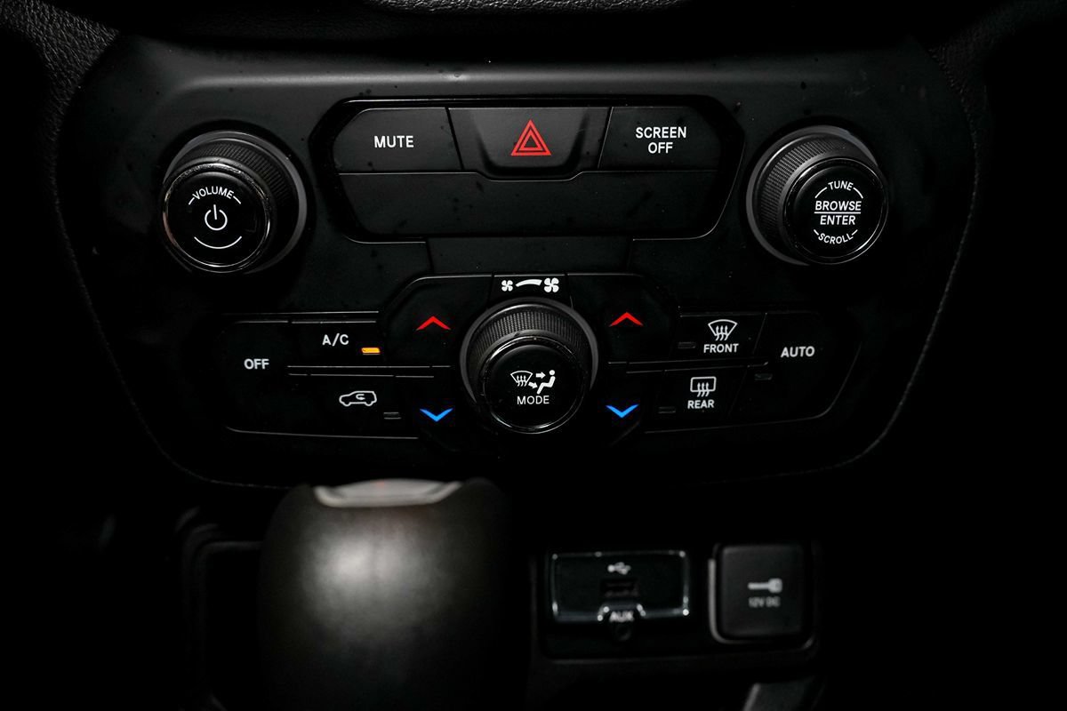 Used 2020 Jeep Renegade Altitude FWD image 21