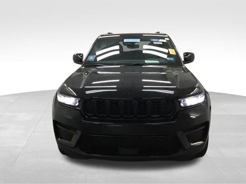 Used 2024 Jeep Grand Cherokee Altitude AWD/4WD image 3