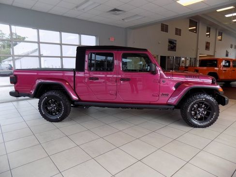 Used 2024 Jeep Gladiator Sport image 7