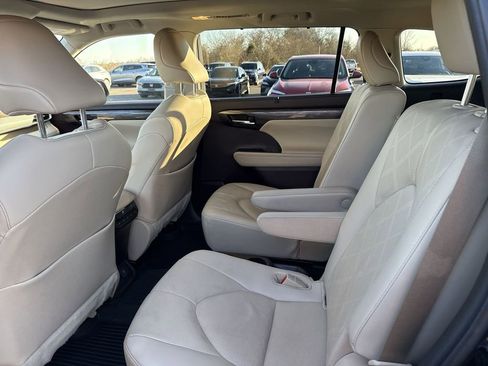 Used 2021 Toyota Highlander Platinum image 32