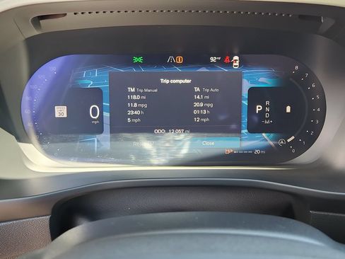 Used 2025 Volvo XC40 B5 Plus AWD/4WD image 7