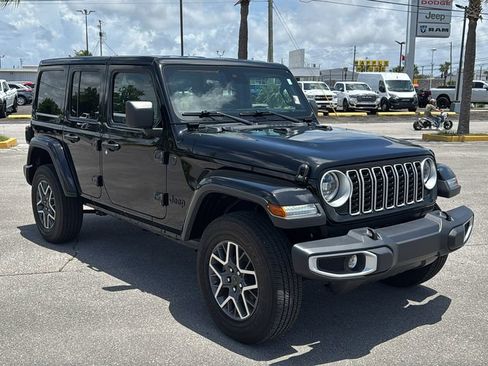 Used 2025 Jeep Wrangler Unlimited Sahara AWD/4WD image 8