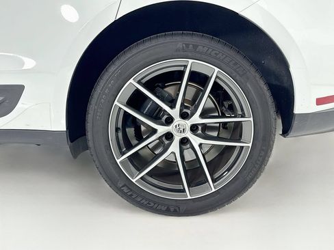 Certified 2025 Porsche Macan AWD/4WD image 33