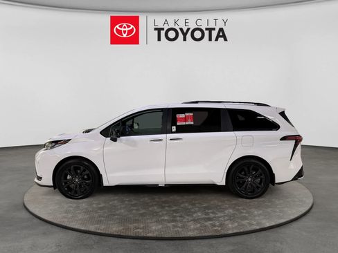 New 2026 Toyota Sienna XSE FWD image 3