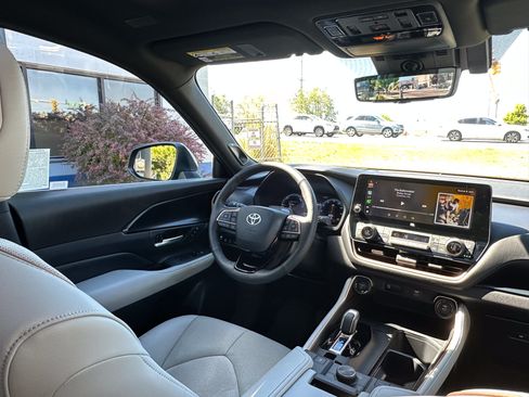 Used 2025 Toyota Grand Highlander AWD Hybrid image 33