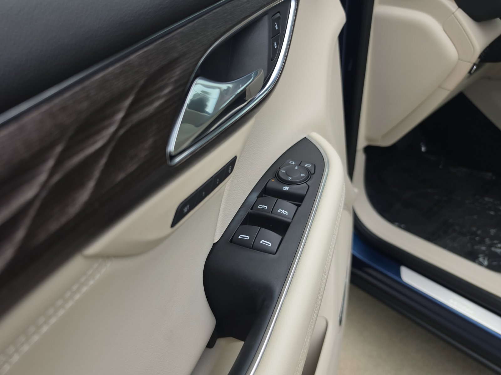 Used 2023 Buick Envision Avenir AWD/4WD image 18