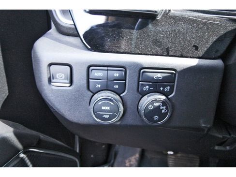 Used 2022 Chevrolet Silverado 1500 LT w/ Z71 Off-Road Package AWD/4WD image 17