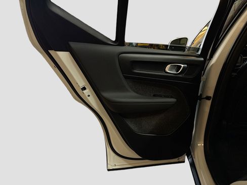 Used 2025 Volvo XC40 B5 Core image 28