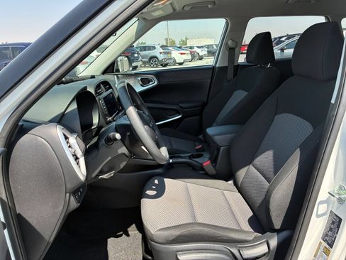 Used 2025 Kia Soul LX w/ LX Technology Package FWD image 24
