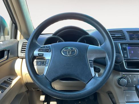 Used 2013 Toyota Highlander Plus AWD/4WD image 12