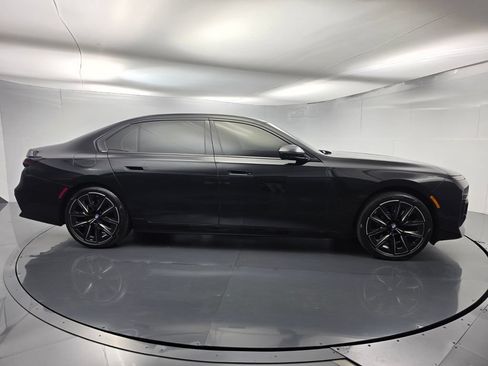 Certified 2025 BMW 740i RWD image 3