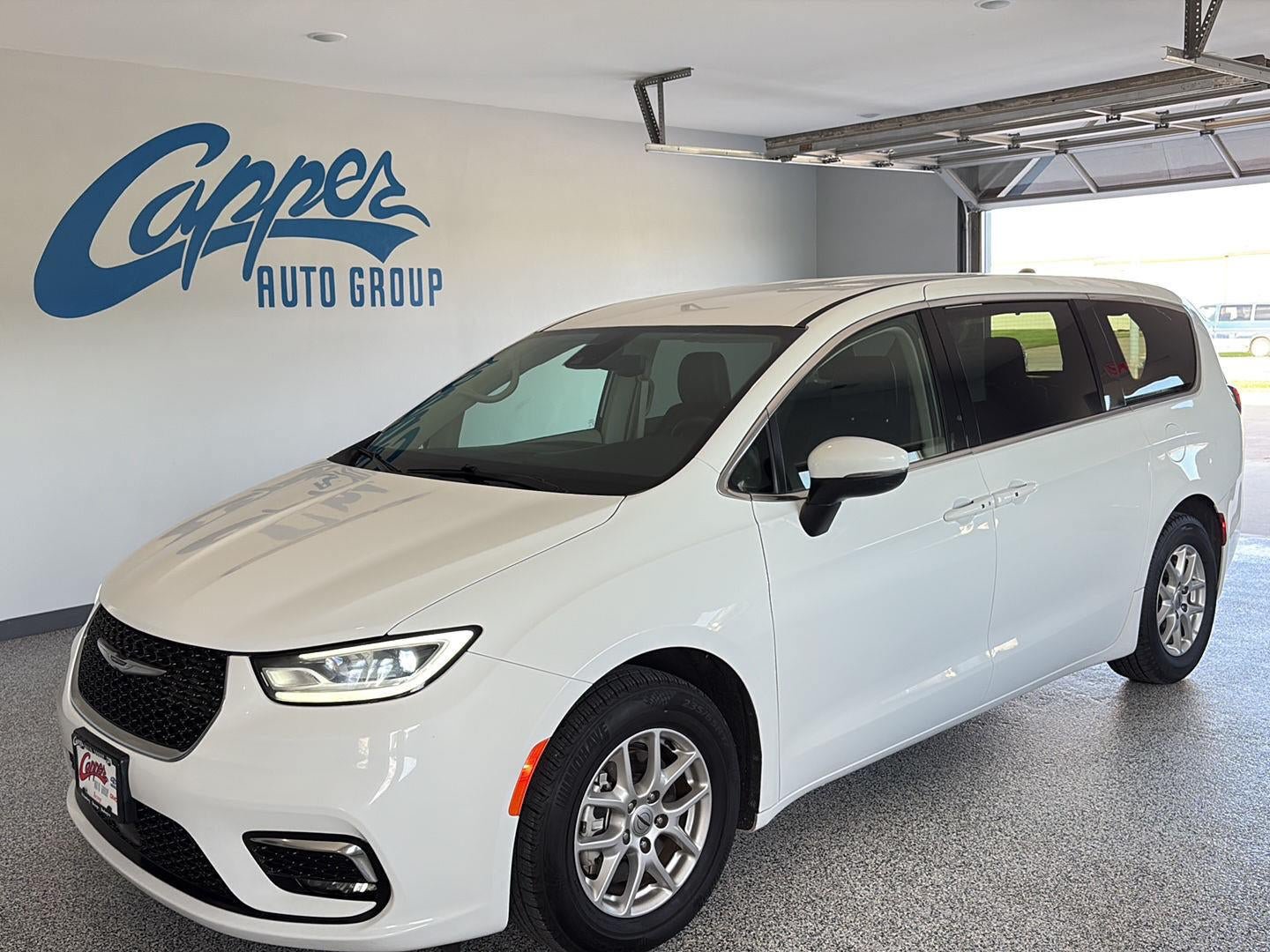 Used 2023 Chrysler Pacifica Touring-L FWD image 1