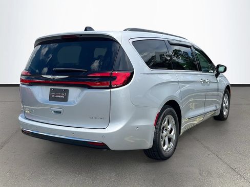 Used 2023 Chrysler Pacifica Limited FWD image 7