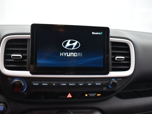 Used 2022 Hyundai Venue Limited image 18
