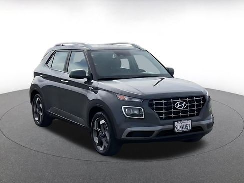 Used 2025 Hyundai Venue SEL image 3