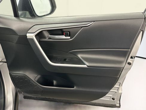 Used 2025 Toyota RAV4 XLE image 33