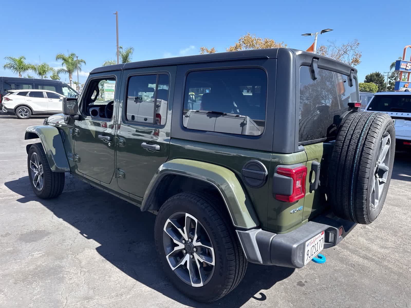 Used 2024 Jeep Wrangler Unlimited w/ Convenience Group AWD/4WD image 19