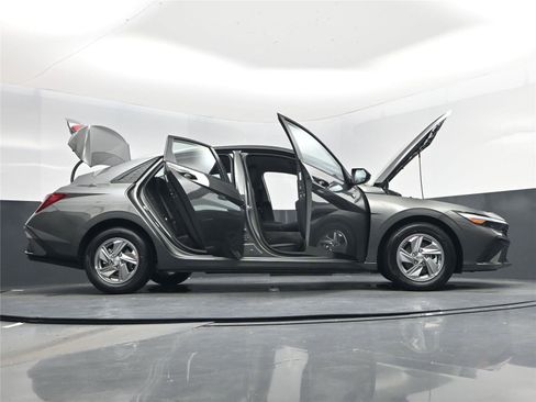 New 2026 Hyundai Elantra SE image 30