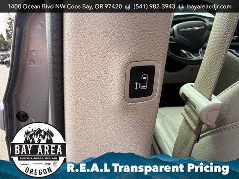 Used 2021 Chrysler Pacifica Touring-L FWD image 26