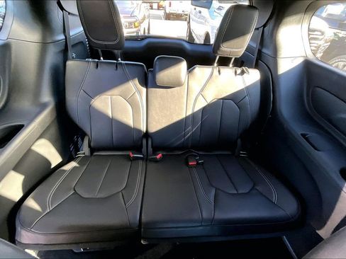 New 2026 Chrysler Pacifica Select FWD image 28