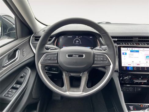 Used 2023 Jeep Grand Cherokee Limited image 12