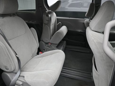 Used 2019 Toyota Sienna LE image 43